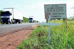 Faria Lima (Barretos-Colômbia) recebe cruzes brancas em protesto por acidentes e vítimas