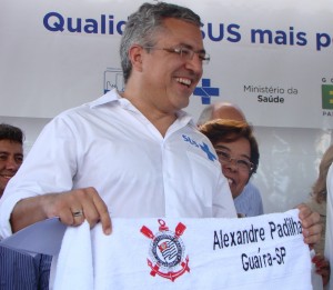 O Ministro recebeu presente da primeira dama. Toalhas bordadas com o brasão do Corinthians, seu time do coração