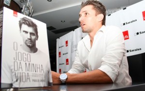 Paulo André no lançamento do "O jogo da minha vida" (Divulgação) Paulo André no lançamento do "O jogo da minha vida" (Divulgação)