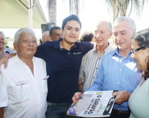 Presidente em exercício com a Revista Agro SA em mãos