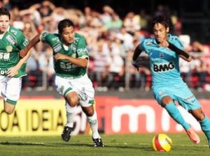 Contra o Guarani, Neymar arranca para driblar adversário (Foto: Ivan Storti)