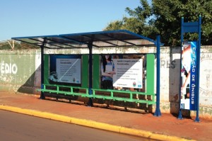 Prefeitura instala cobertura em pontos de ônibus da cidade