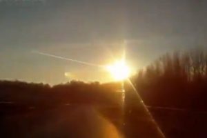 Vídeos mostram momento da explosão do meteorito no céu da Rússia