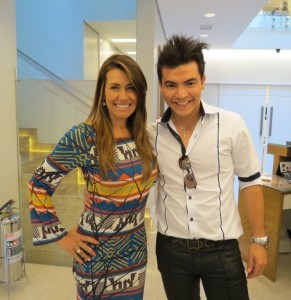 Cantor sertanejo Gabriel Sttuck  com Solange Frazão no salão do Jassa - Foto Fernanda Thomaz