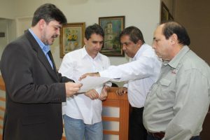 Consultor do Sebrae, Heveraldo Galvão junto com coordenador de Comércio, Antonio Luis da Silva e secretário de Desenvolvimento Econômico, Denir Ferreira dos Santos