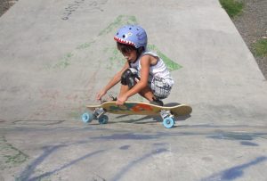 FÊNOMENO DE 7 ANOS DO SKATE LONGBOARD