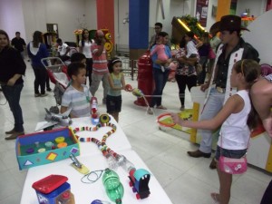 Crianças são presenteadas com brinquedos produzidos com material reciclável pela Comitiva do Bem
