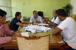 Na foto vereador Antonio Euripedes da Silva, coordenador de Esportes, Sérgio Sampaio, prefeito, Sérgio de Mello, Fausto Giannecchine e o professor de educação física, Paulo Henrique Caetano