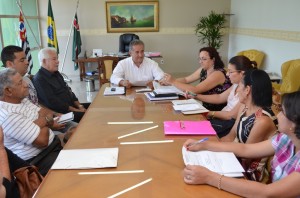 Prefeito Sérgio de Mello despachando representantes da melhor idade e profissionais do setor sobre Conselho do Idoso