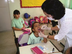 Alunos e pais da Vera Vitali recebem orientações sobre higiene e cuidados bucais