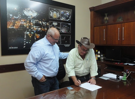 Dave Cordovano, Chefe Global de Operações da Professional Bull Riders (PBR) e Kiko de Almeida Prado, diretor de rodeio de Os Independentes, durante assinatura do contrato.