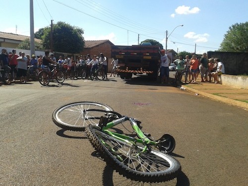 Menino de 8 anos morreu após ser atropelado por caminhão que prestava serviço à prefeitura de Miguelópolis, SP (Foto: Fabio Reis/ Jornal Popular)