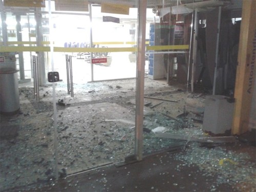 Recepção da agência ficou destruída após explosão de caixas eletrônicos (Foto: Fábio Reis/Jornal Popular)