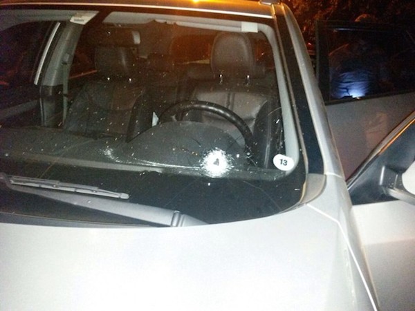 Um dos disparos antingiu o parabrisa do carro de Zanon, em Miguelópolis, SP (Foto: Branco Zanon/Arquivo Pessoal)