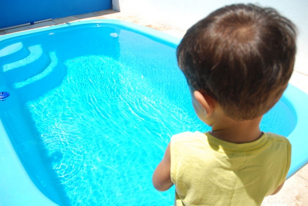 crianca segura afogamentos