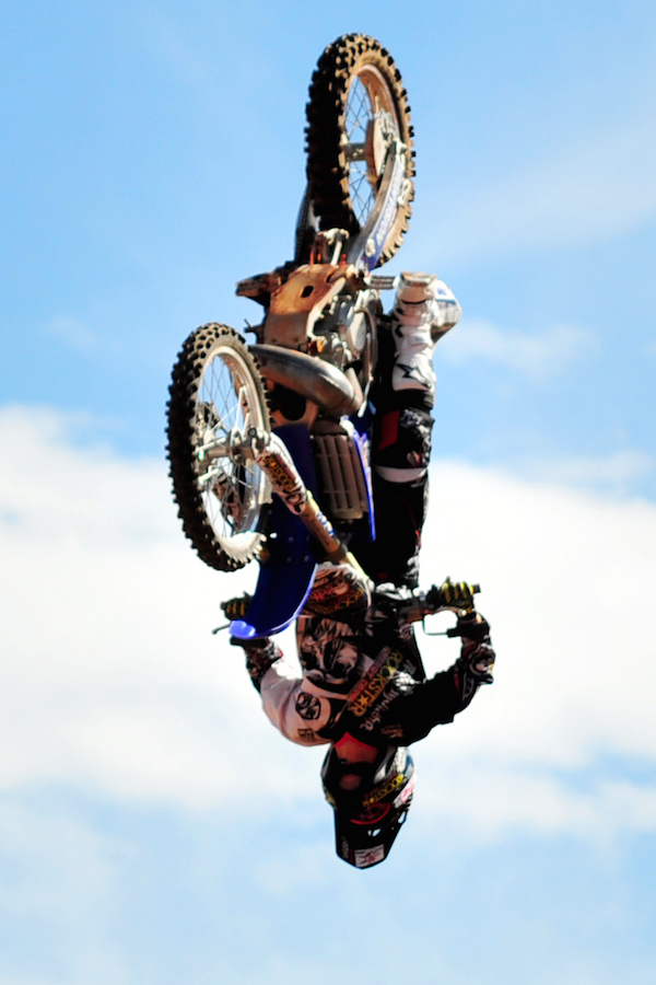 Pista de acrobacias recebe apresentação de freestyle na noite de sexta-feira e arena de rodeios recebe o Desafio Nacional de Freestyle no sábado. (Foto: André Monteiro)