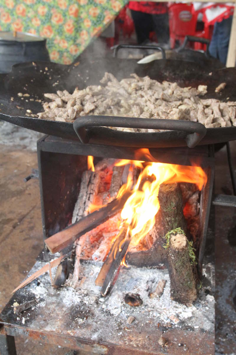 Comida_é_preparada_em_fogão_improvisado_bem_próximo_ao_chão