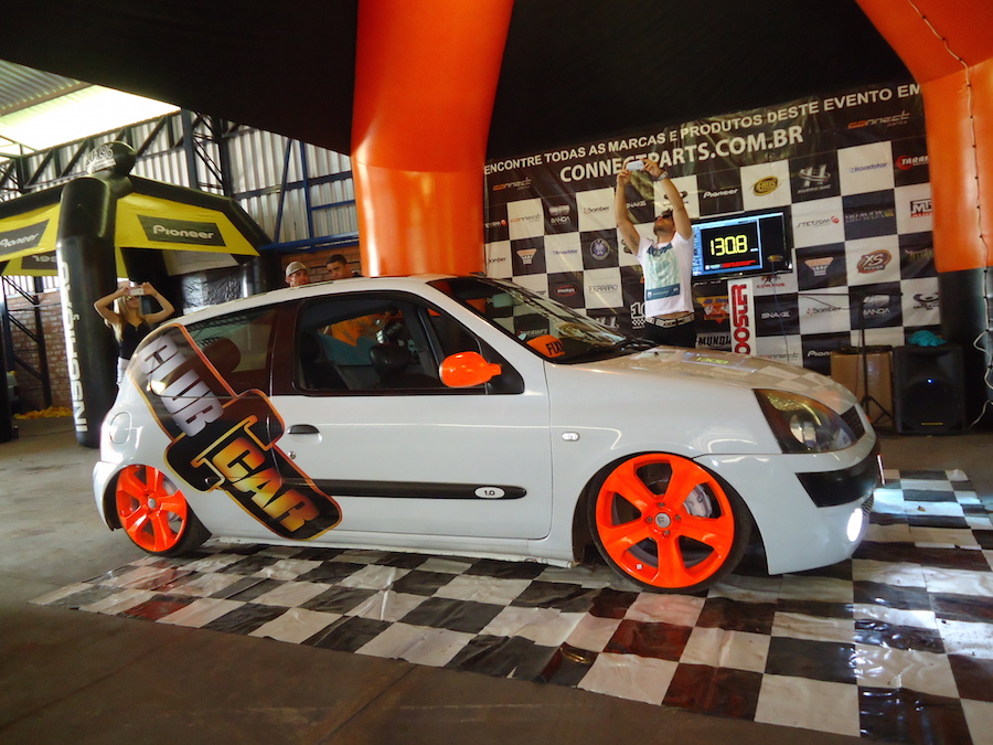 Campeonato de carros rebaixados é novidade no encontro de som