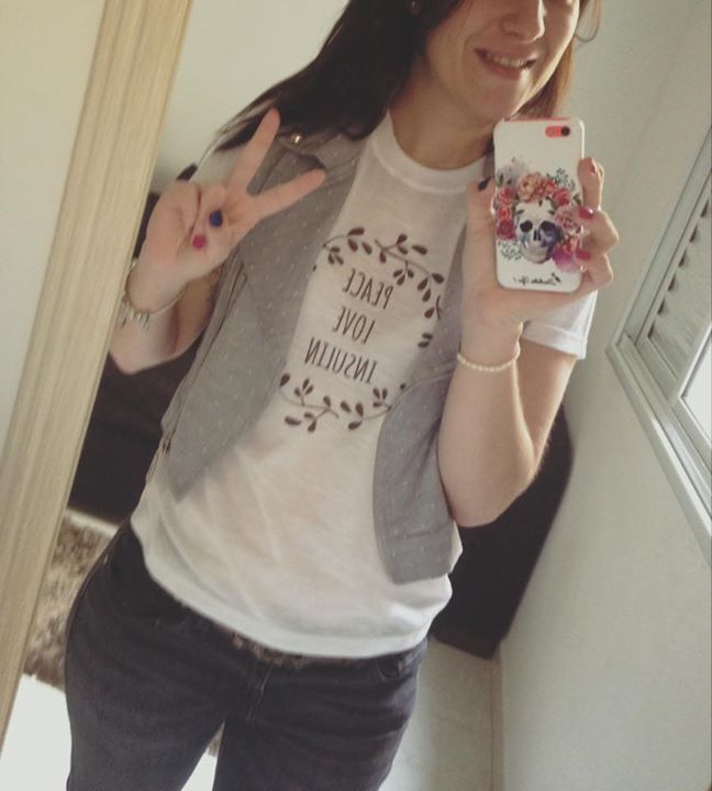 Marina Veste Camiseta e exibe capinha de celular de sua loja on line