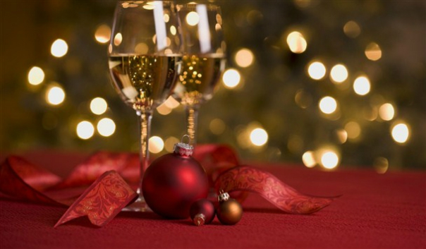 wine-and-christmas-lights_608x355