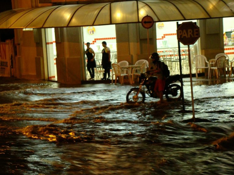 Chuva causa alagamento e transtornos em Guaíra