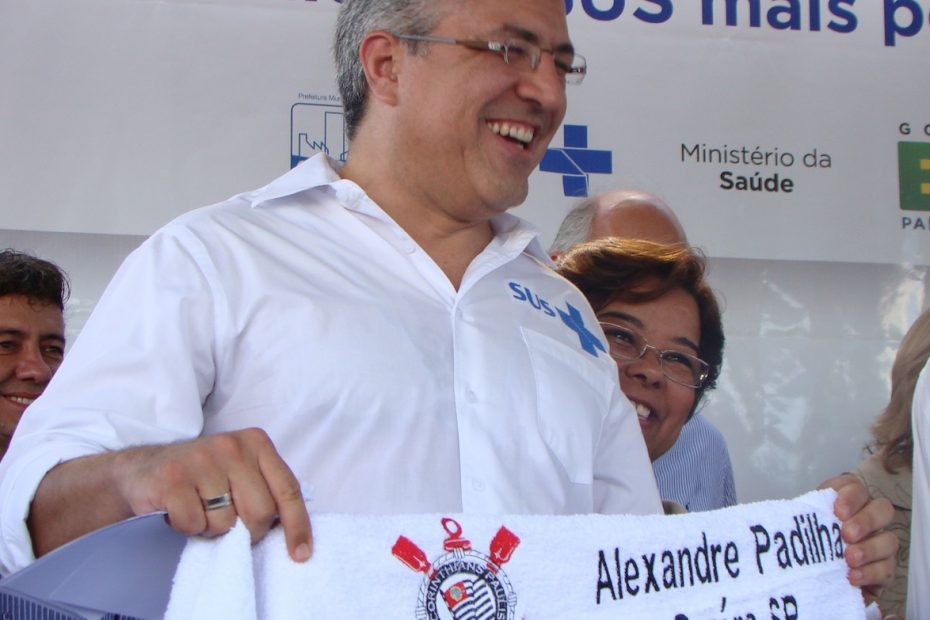 O Ministro recebeu presente da primeira dama. Toalhas bordadas com o brasão do Corinthians, seu time do coração