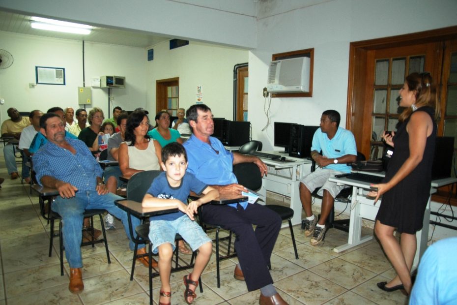 Feirantes participam da reunião de apresentação do Programa Alimentos Seguros