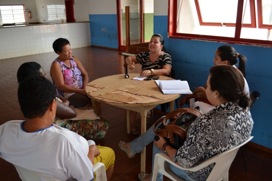 Médica orienta idosos sobre boa saúde