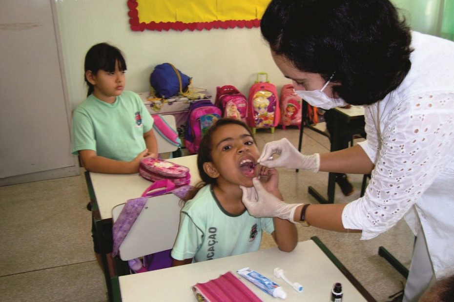 Alunos e pais da Vera Vitali recebem orientações sobre higiene e cuidados bucais