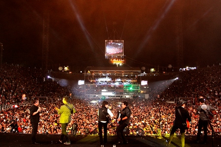 Estádio de Rodeio lotado durante show na Festa do Peão de 2012 (crédito: André Monteiro)