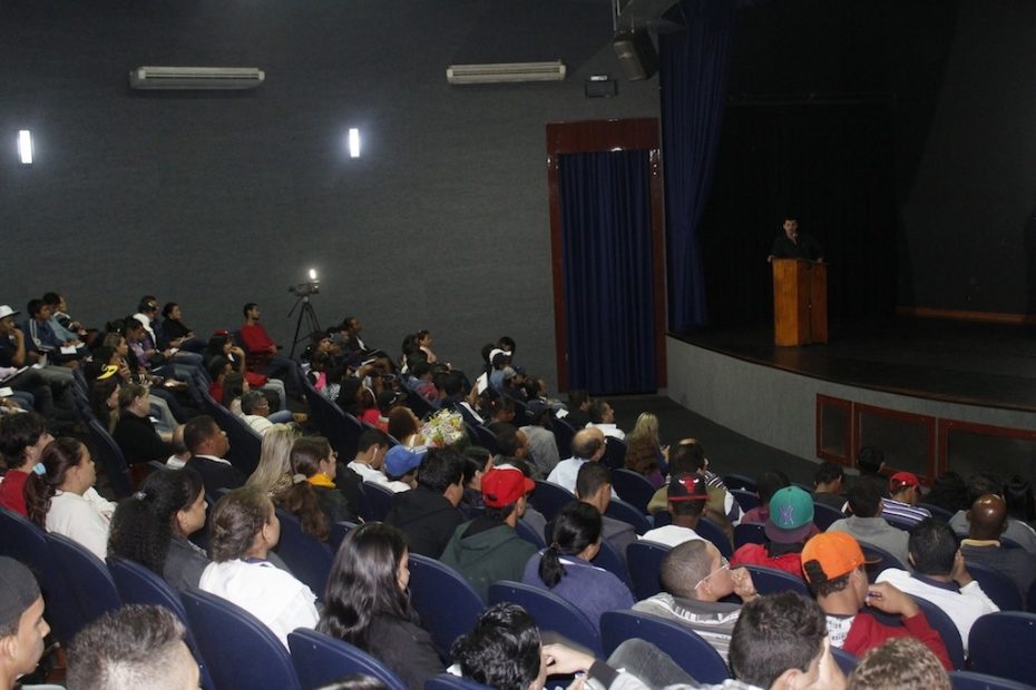 Luz e som do teatro são melhorados