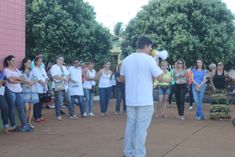 Servidores realizam ato público e pedem que o prefeito cumpra promessa de reajuste