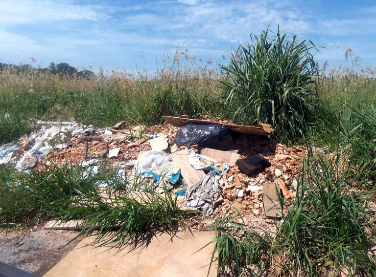 Entulhos nas ruas e calçadas serão multados a partir da semana que vem