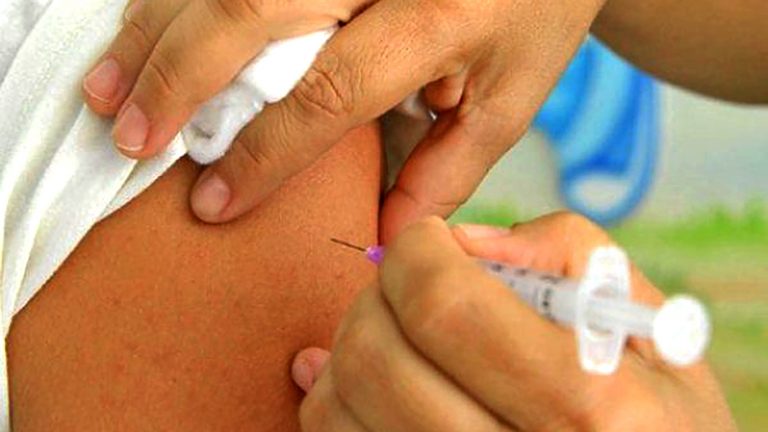 ANTISSEPSIA COM ÁLCOOL ANTES DA VACINA NÃO É RECOMENDADA PELO MINISTÉRIO DA SAÚDE