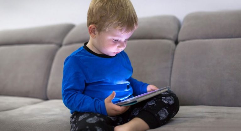 Baixa exposição à luz solar e uso excessivo da visão de perto dobram risco de miopia