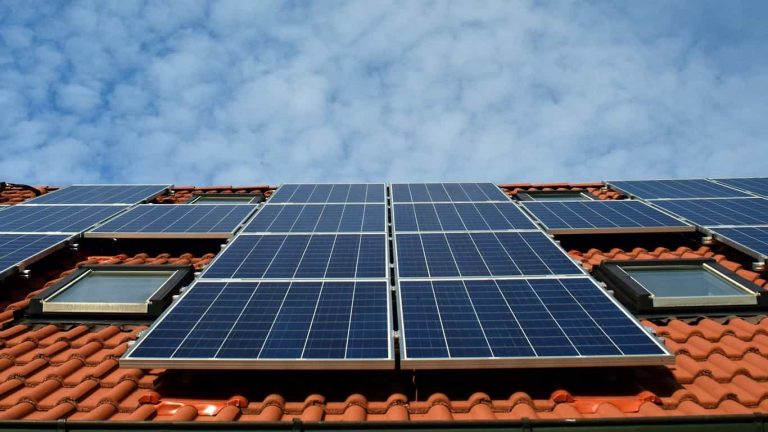 COM PÚBLICO DE 50 MIL BRASILEIROS, ENERGIA SOLAR CRESCE 127% NO BRASIL EM 2018