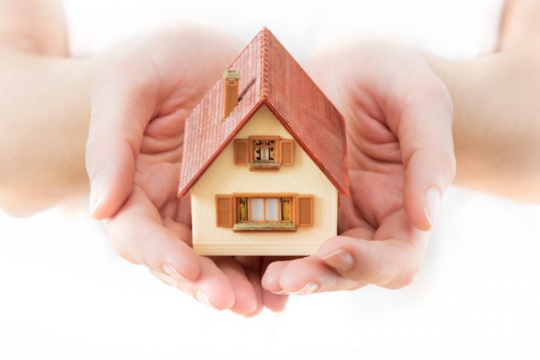 POR QUE CONTRATAR UMA EMPRESA E NÃO UM PROFISSIONAL AVULSO PARA CUIDAR DA CASA