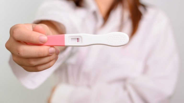 CONHEÇA O MÉDICO BRASILEIRO QUE AJUDOU A DESVENDAR UMA DAS MAIORES CAUSAS DE INFERTILIDADE FEMININA