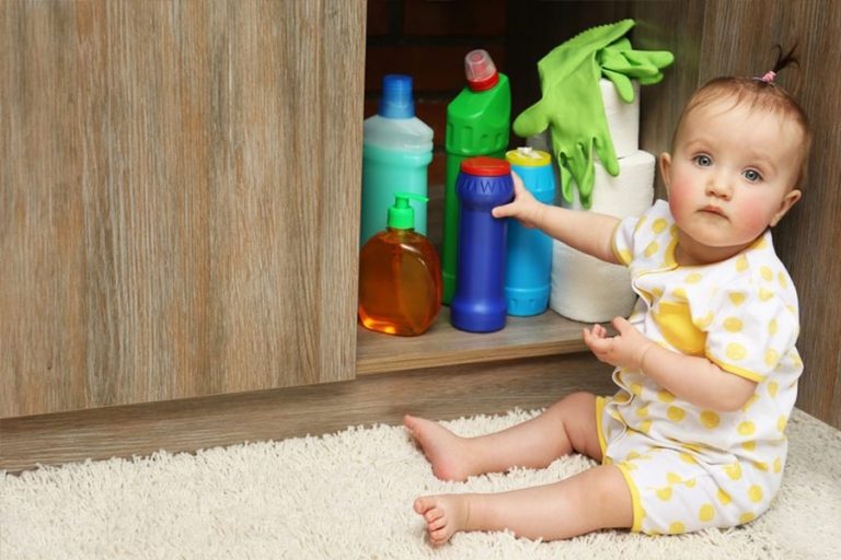 COMO MANUSEAR E ARMAZENAR PRODUTOS DE LIMPEZA COM SEGURANÇA