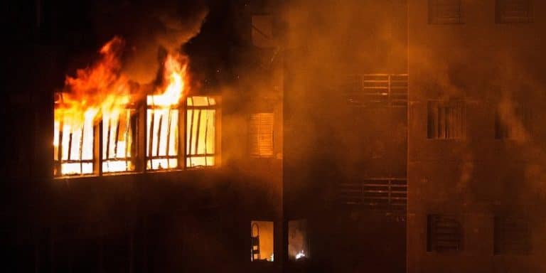 COMPARTIMENTAÇÃO E SELAGEM CORTA-FOGO SÃO MEDIDAS FUNDAMENTAIS PARA EVITAR TRAGÉDIAS EM EDIFICAÇÕES