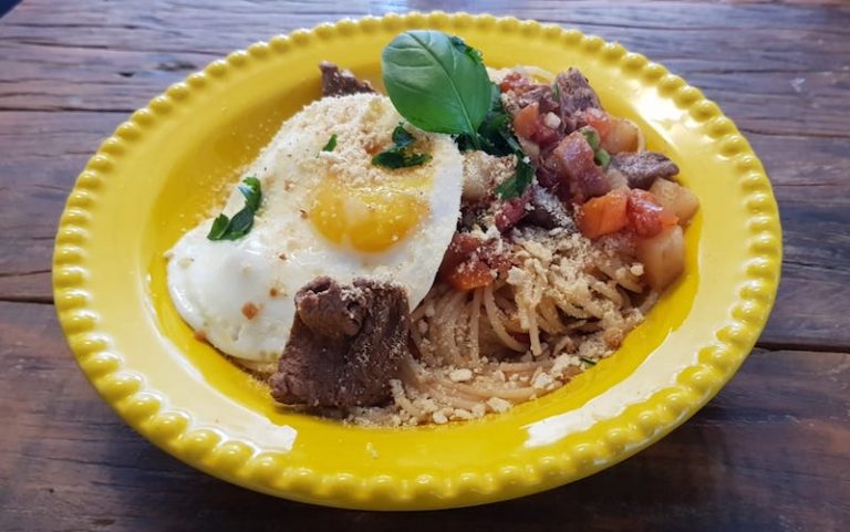 Tem um picadinho no meu espaguete…