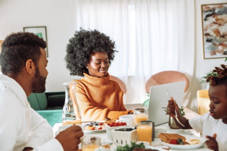 O malabarismo dos pais para conciliar o home office e os filhos