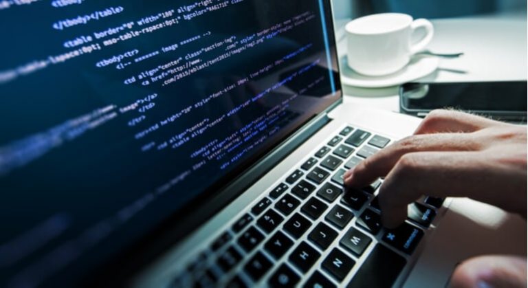 Pioneira no ensino de Programação e Robótica para crianças e adolescentes lança curso para adultos que não sabem nada de tecnologia ou programação