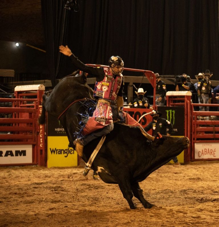 Campeão da montaria em touro participará da “Montaria da Vitória” em prol ao Hospital de Amor