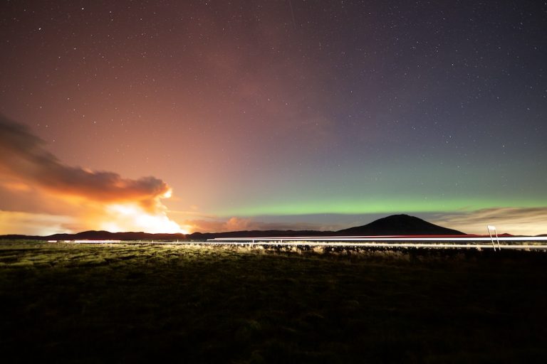 Em registro raro, brasileiros fotografam aurora boreal e erupção vulcânica na Islândia