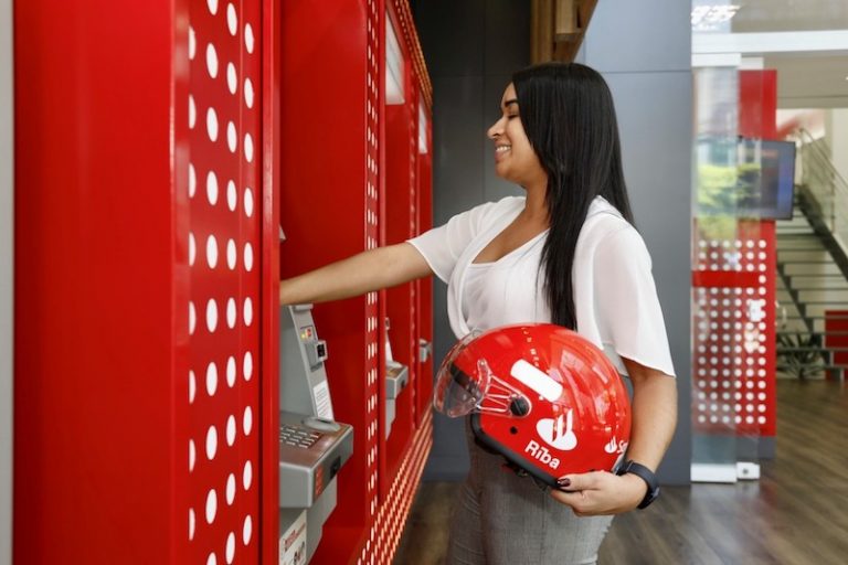 Santander patrocina compartilhamento de motos elétricas em São Paulo