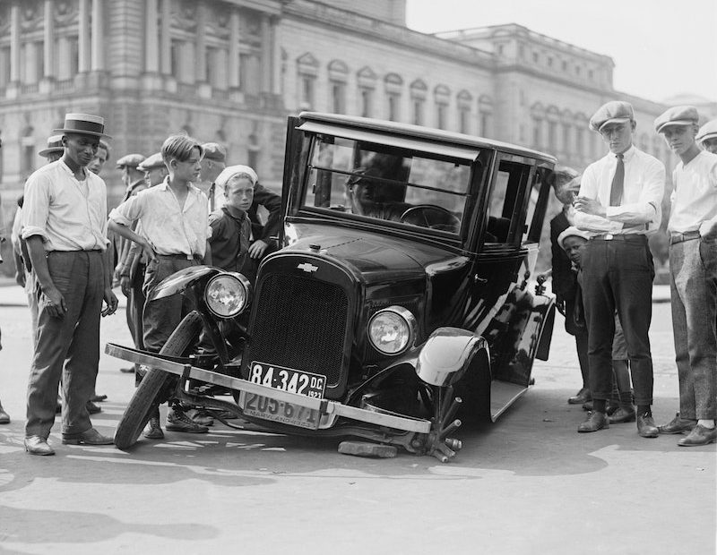 foto antiga com carro quebrado