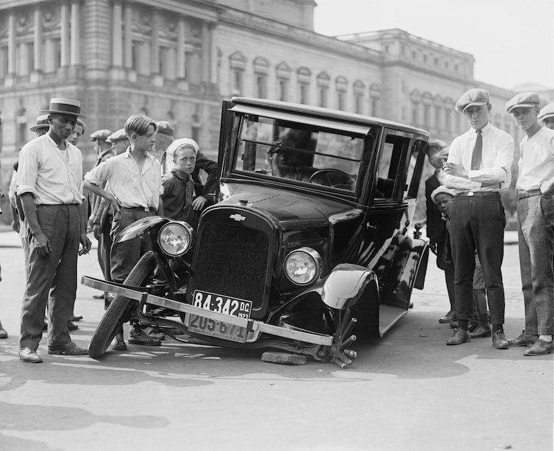 foto antiga com carro quebrado