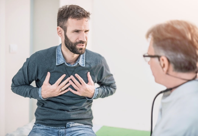 homem em consulta médica