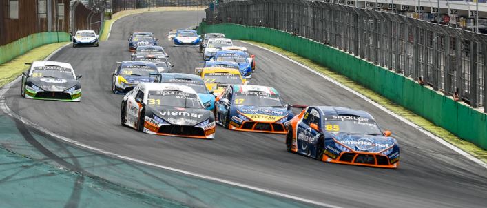 carros da stock car na pista